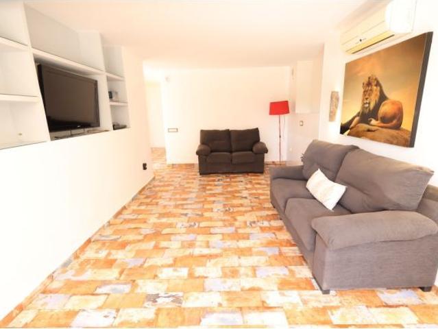 CHALET INDEPENDIENTE JUNTO AL CAMPO DE GOLF EN VILLAMARTÍN CON SÓTANO Y JACUZZI PRIVADO