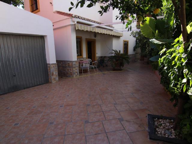 CHALET INDEPENDIENTE MUY PRÓXIMO AL PASEO MARÍTIMO DE CARIHUELA