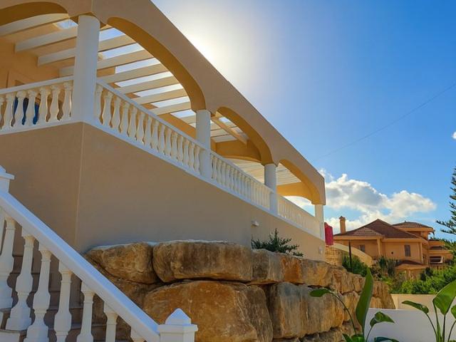 Chalet independiente renovado con vistas al mar, a solo 200 metros de la playa!