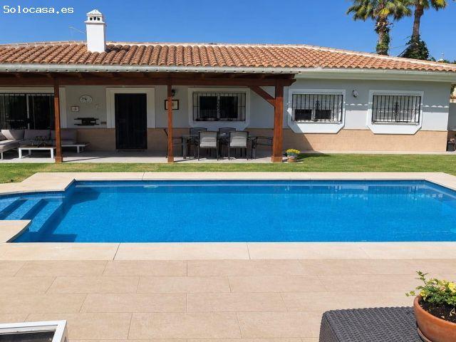 Chalet independiente reformado con piscina privada, placas solares y parcela llana de 733 m2 en Cape