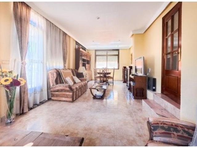 Chalet individual de 5 dormitorios, apartamento independiente y piscina con parcela de 460m2