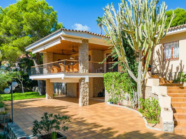 Chalet individual situado sobe una amplia parcela de casi a. 404m² Benicasim Benicàssim