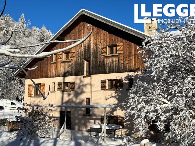 Chalet individuel, 8 chambres, 367 m² au sol, hameau paisible à 5 km de l'Alpe d'Huez, domaine de ski