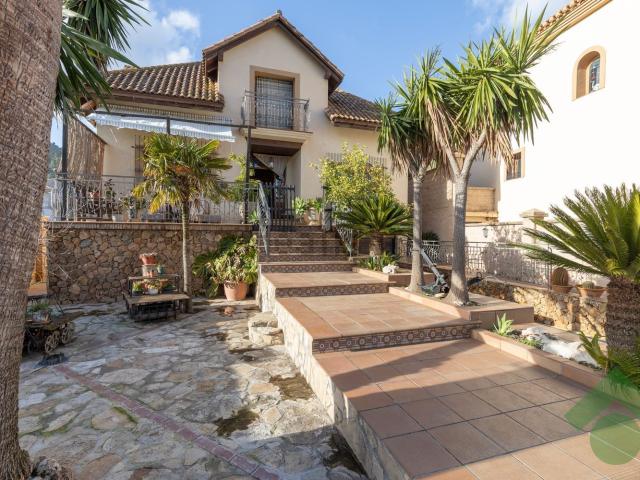 Chalet, Loja