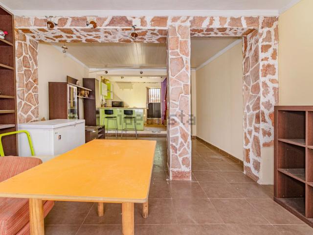 Chalet, Loja