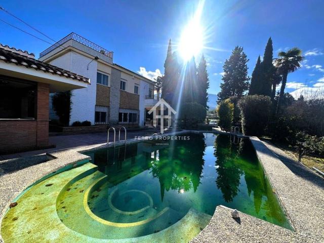 Chalet, Loja
