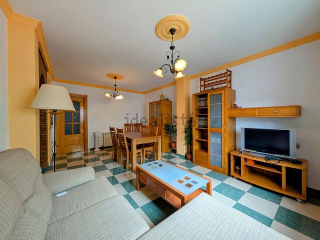 Chalet, Loja