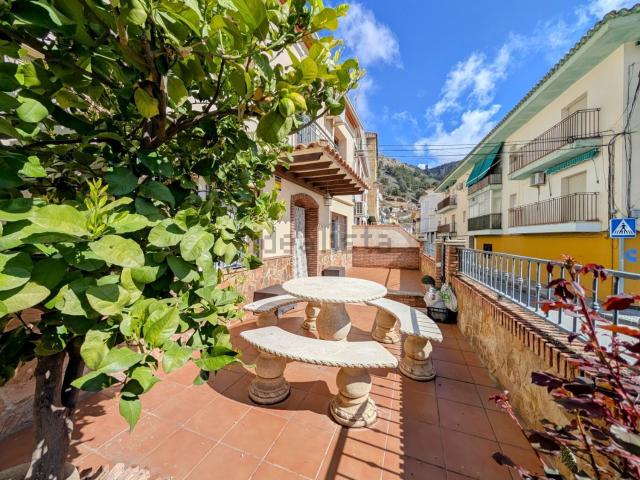 Chalet, Loja