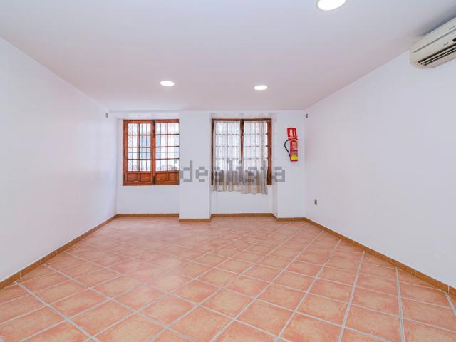 Chalet, Loja