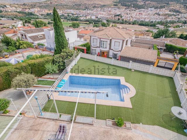 Chalet, Loja
