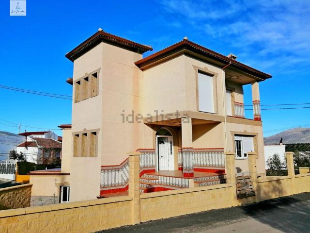 Chalet, Loja