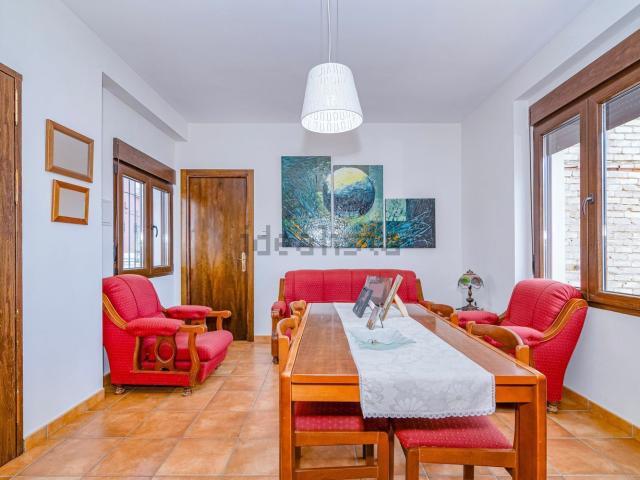 Chalet, Loja