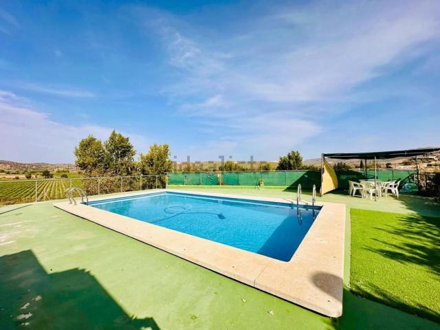 Chalet, Loja