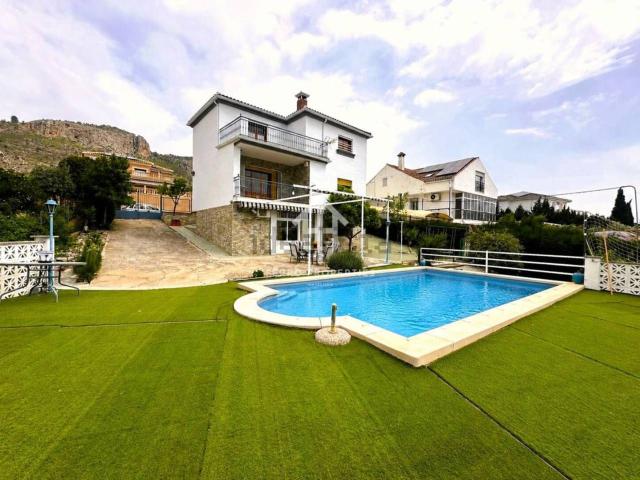 Chalet, Loja
