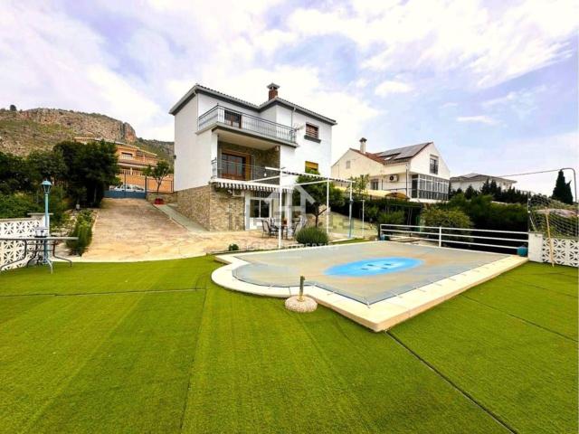 Chalet, Loja