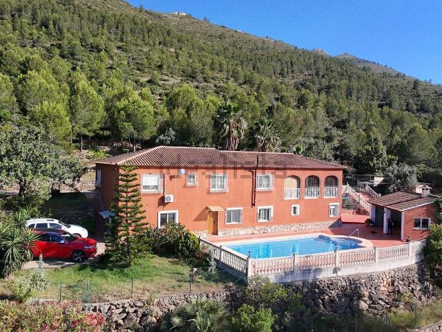 Chalet, Llíber