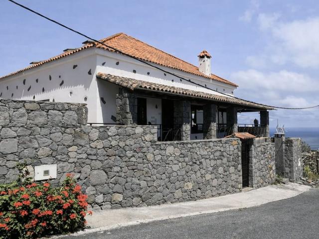 Chalet, Moya