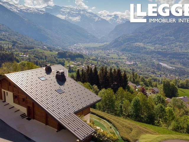 Chalet moderne avec vue imprenable sur les montagnes, divisé en 3 appartements séparés donnant sur Samoëns