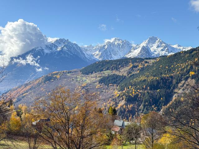 chalet moderne offrant une vue panoramique sur la vallée de