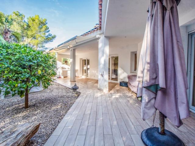 Chalet moderno con gran jardín en Son Parc