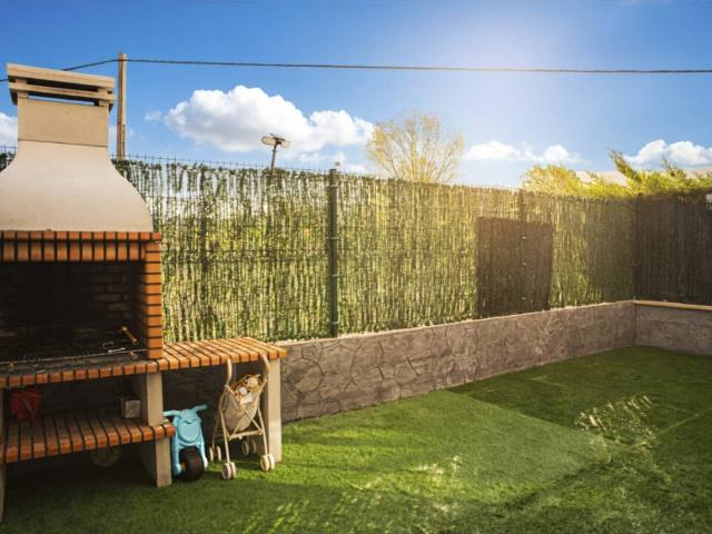Chalet moderno con jardín, asador y amplios espacios