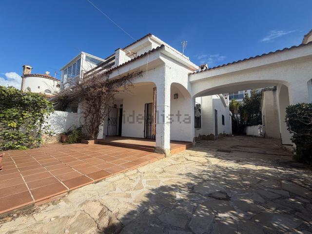 Chalet, Mont Roig del Camp