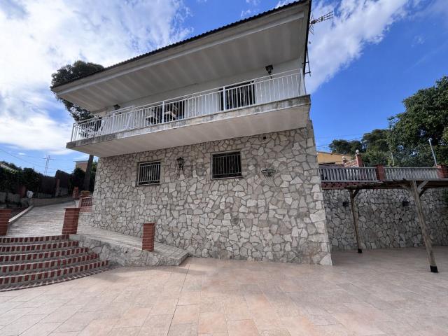Chalet, Mediona