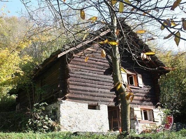 Chalet mit zwei 3 Zimmer Hausteilen zum Ausbauen / Chalet with two apartments with land