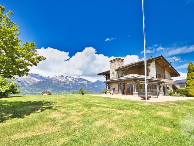 Chalet mit 2 Wohnungen auf einem großen Grundstück, außergewöhnliche Lage
