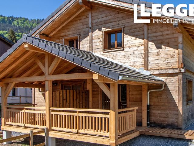 Chalet mitoyen neuf de 3 chambres, situé dans un environnement calme, avec jardin et vues sur les montagnes