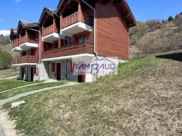 Chalet mitoyen sur 3 niveaux en résidence de tourisme avec p