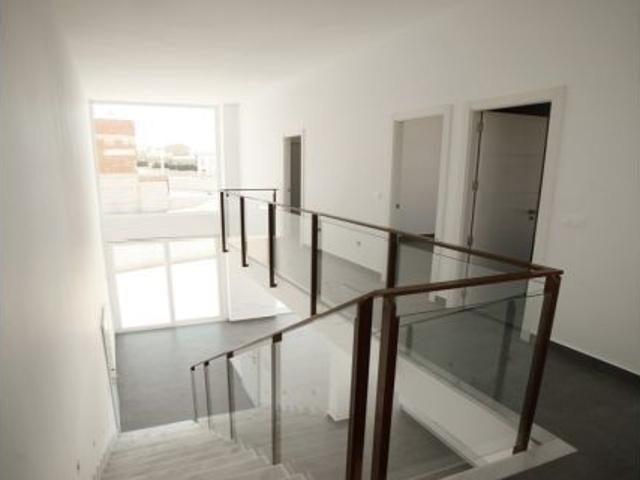 Chalet MIRO de 4 dormitorios con parcela independiente terminada de 375m2 y piscina propia