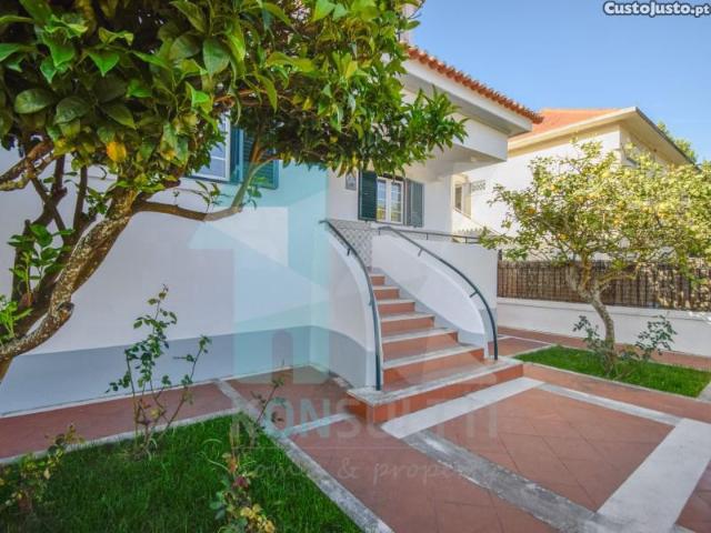 Chalet No Centro De Carcavelos