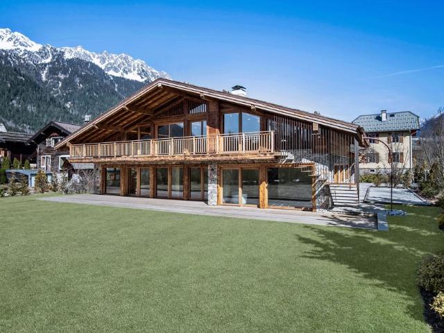 Chalet neuf avec 5 chambres situé dans le centre de Chamon. 565m² Chamonix Mont Blanc