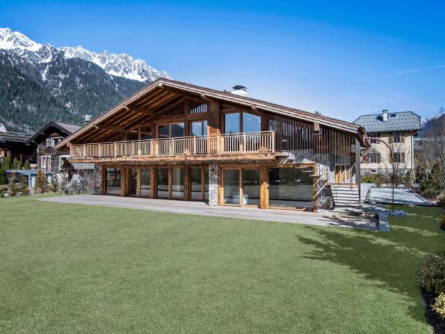 CHALET NEUF AVEC 5 CHAMBRES SITUÉ DANS LE CENTRE DE CHAMONiX