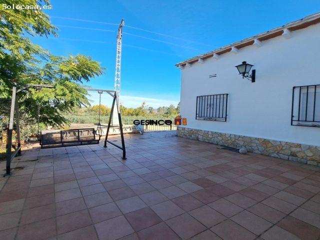 CHALET SOBRE PARCELA RÚSTICA CON PISCINA