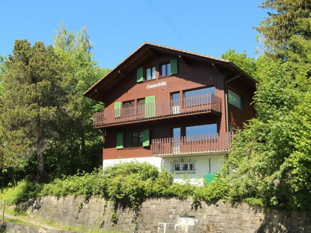 Chalet Sonnenbühl: Attraktives Zweifamilienhaus mit freier Bergsicht und dem See als Kulisse