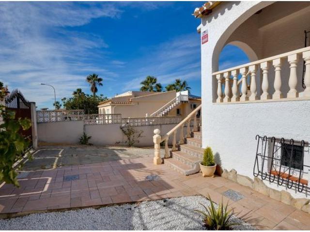 Chalet semi independiente con piscina propia en el Chaparral