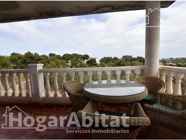CHALET SEMINUEVO CON GARAJE, PISCINA Y AMPLIA PARCELA