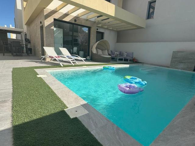 Chalet seminuevo del 2023 en La Herrada Montesinos. con todos los Extras y Primeras Calidades!