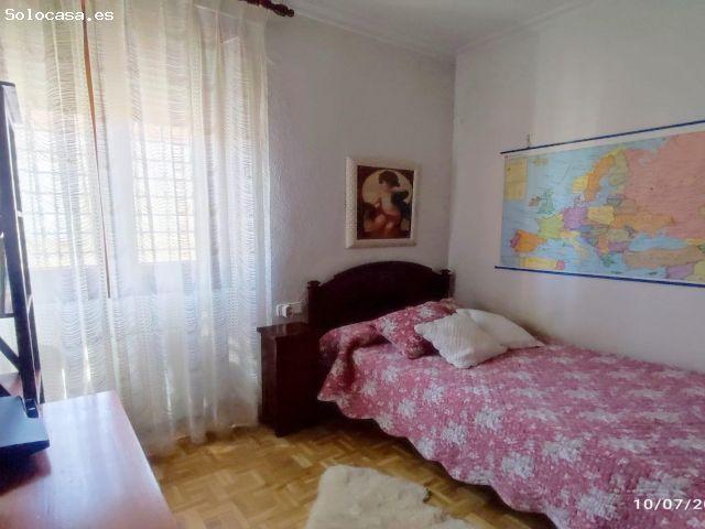 Chalet señorial con amplios espacios y jardín en un entorno tranquilo