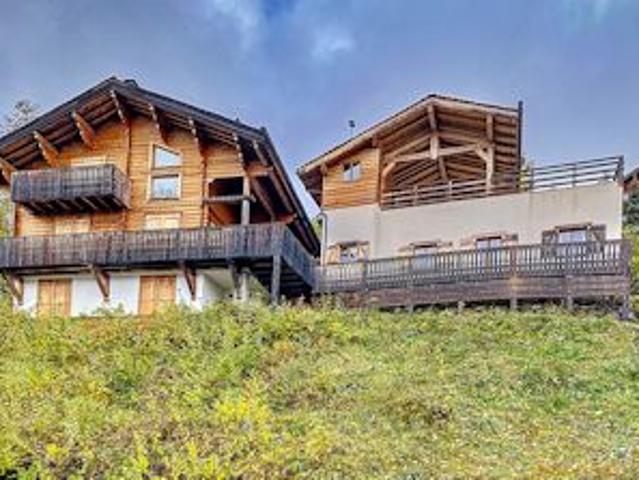 Chalet spacieux 5 chambres 5 salles de bain, avec vue sur les Aravis dans quartier prisé