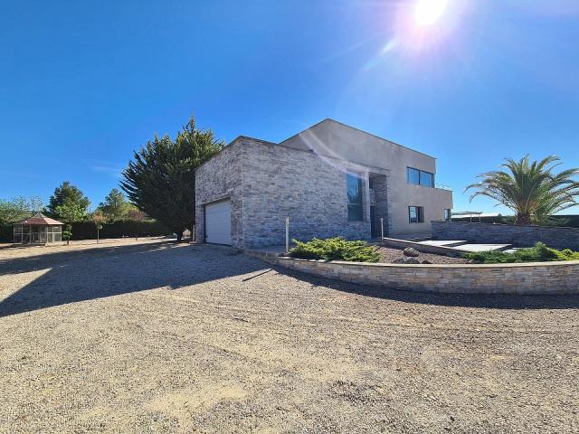 Chalet para vivir todo el año a 4 km de Yecla. Parcela de 4. 332m² Yecla