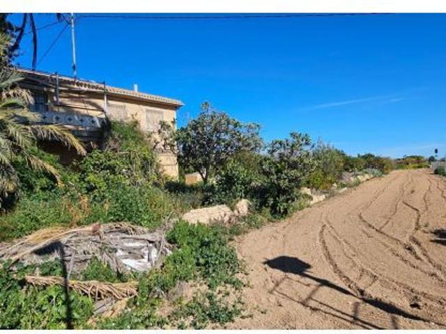 Chalet para reformar con 2.354 metros de parcela en Benidorm