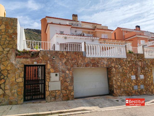 Chalet Pareado cerca del mar