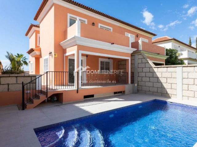 Chalet pareado con 4 dormitorios en El Madroñal en venta 242m² Adeje
