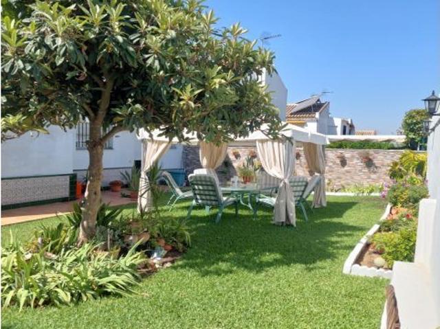 Chalet pareado con amplios espacios exteriores y piscina comunitaria en una de las mejores zonas de