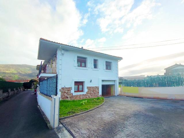 Chalet pareado con jardín, garaje y terraza en Castañeda