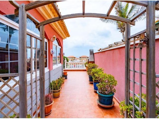 CHALET PAREADO CON JARDÍN, VISTAS AL MAR Y PISCINA COMUNITARIA EN EL MEDANO LA PELADA – 2.000 €/ME