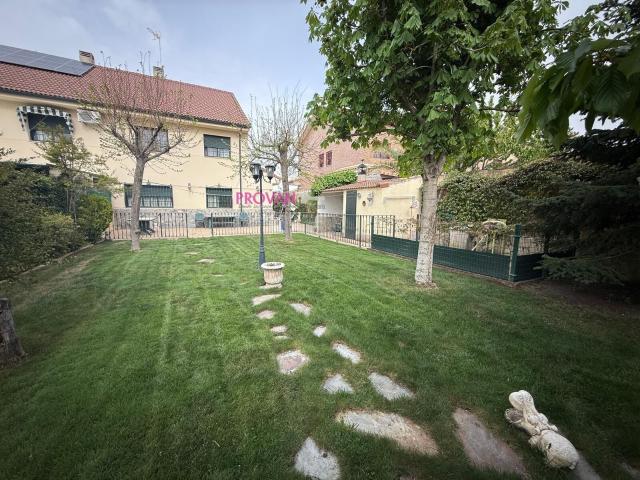 EN LOECHES CHALET PAREADO, CON PARCELA DE 400 M2 Y AMPLIO JARDIN